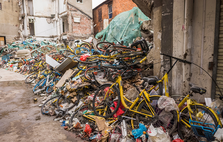 06-5474264341623604472018年12月8日，武汉花楼街，被扔弃在建筑垃圾里的共享单车。