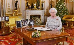女王圣诞演讲呼吁团结，自称忙碌祖母
