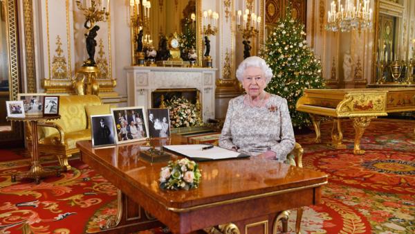女王圣诞演讲呼吁团结，自称忙碌祖母