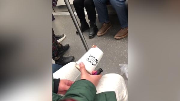 女子地铁内用打火机点燃奶茶杯扔向乘客