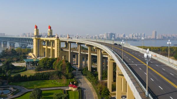 南京长江大桥整修完毕，29日恢复通车