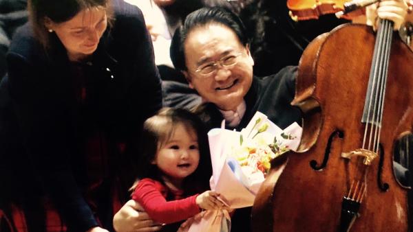 王健50岁，2岁女儿上台献花