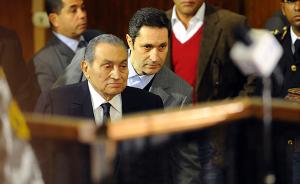 埃及前总统穆尔西受审：穆巴拉克拄拐杖现身，系首次出庭作证