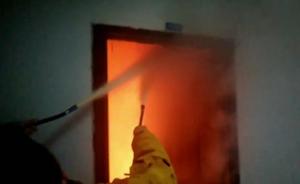 重庆一高校男生宿舍着火，校方：无人员伤亡，正调查起火原因