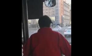 北京一大妈中途下车遭拒大骂公交司机，堵门称：反正我晚了