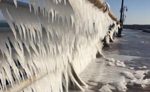 海水都结冰了！大连海岸现冰凌景观