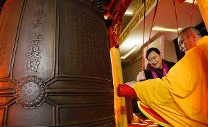 上海玉佛禅寺撞钟迎新年，108响梵钟代表108声祝福