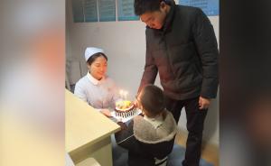 护士妈妈加班，男童拎蛋糕到医院过生日