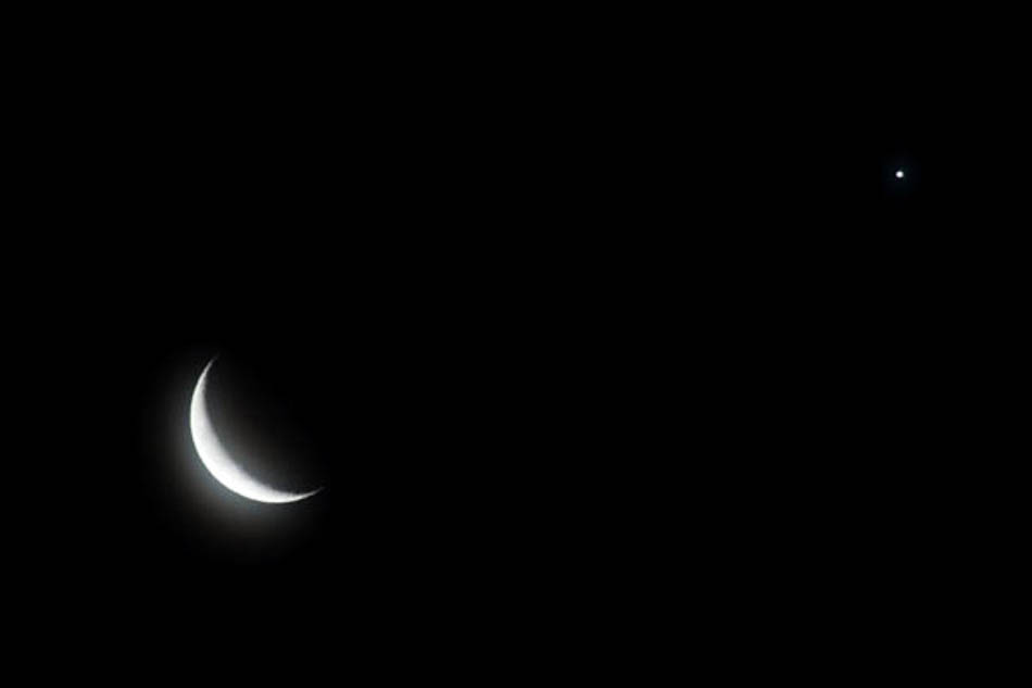 02-2019年1月2日，9时22分，2019年首个天象奇观“金星合月”在新疆塔城地区上空上演，肉眼清晰可见。