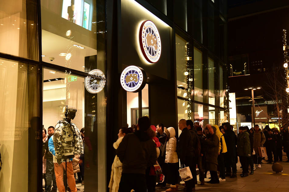 03-2019年1月1日，北京三里屯，为买加拿大鹅羽绒服很多中国顾客在外面的寒冷夜里排队，等待进店购买。