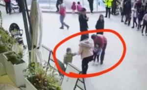 陌生男子商场强抱女童，深圳警方：男子曾因行为异常接受治疗