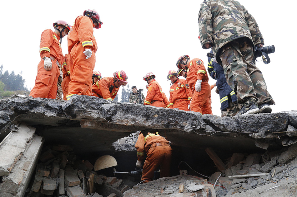 02-VCG1111809609692018年12月10日，四川叙永县分水镇山体滑坡救援工作仍在紧张进行，先后已有10人获救，其中3人送医途中死亡。现场还有2名被埋者正在全力营救中。