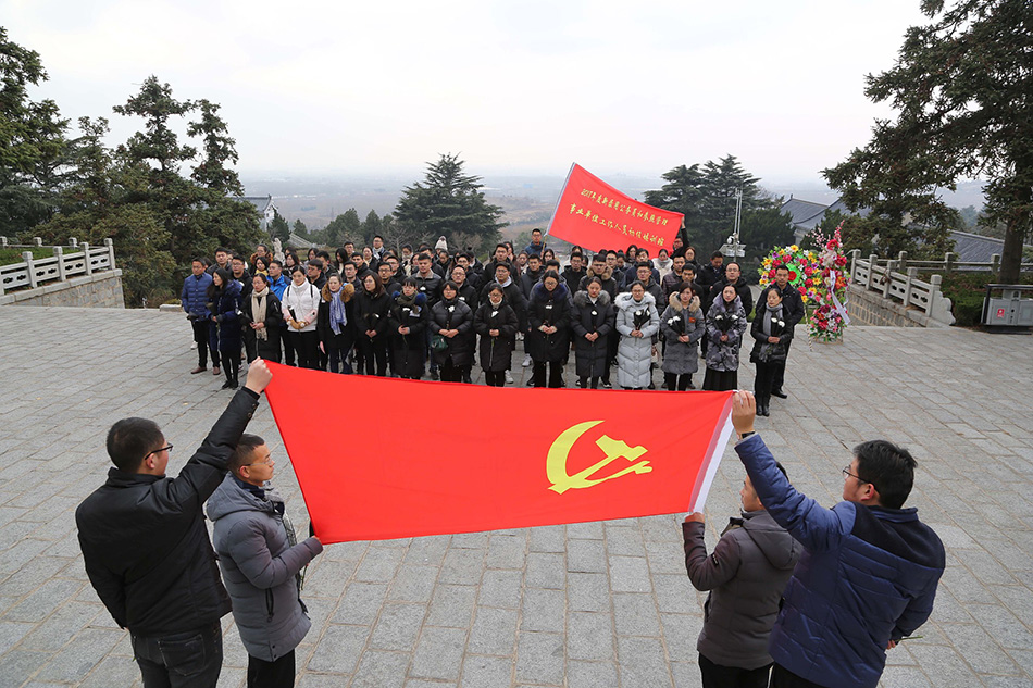 05-VCG1111808724662018年12月10日，江苏连云港赣榆区2018年新录公务员在烈士陵园凭吊先烈。