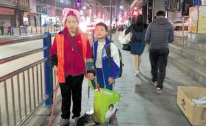 贵州凯里11岁男孩帮妈妈扫街成网红，妈妈：只想他好好读书