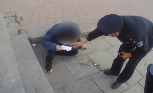 男子摔傷滿臉血，陌生女幫報(bào)警等到警察來(lái)