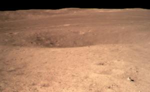 人类首次！嫦娥四号传回世界首张近距离拍摄的月背影像图
