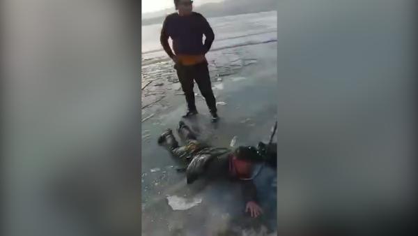 冰面漂移后车坠湖致3人死，司机被刑拘