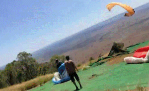 男子飞滑翔伞遇尘卷风，空中飘了5小时