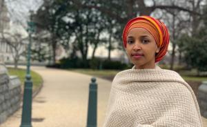 戴头巾，美国国会迎来首位穆斯林女议员