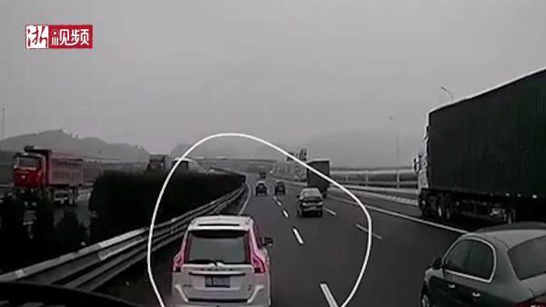 杭州一女司机高速变道不成两次刹车，后方鸣笛消防车险追尾