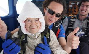 澳大利亚102岁老人成全球最年长跳伞者