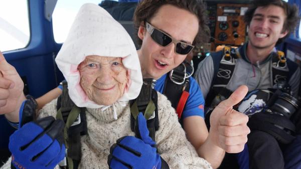 澳大利亚102岁老人成全球最年长跳伞者