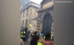 新年首次黄背心抗议：法政府大门被砸开