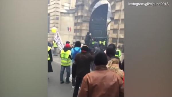 新年首次黄背心抗议：法政府大门被砸开