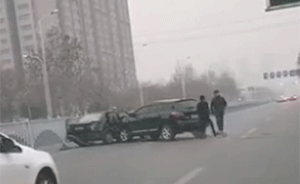 被故意別車，越野車司機怒撞并毆打對方