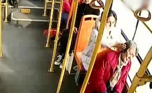 老人乘公交睡着，后座乘客全程用手护其头