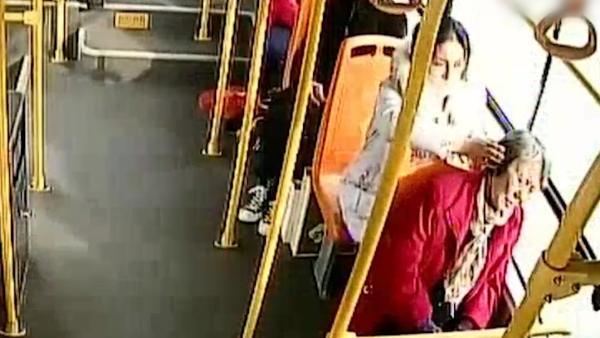老人乘公交睡着，后座乘客全程用手护其头