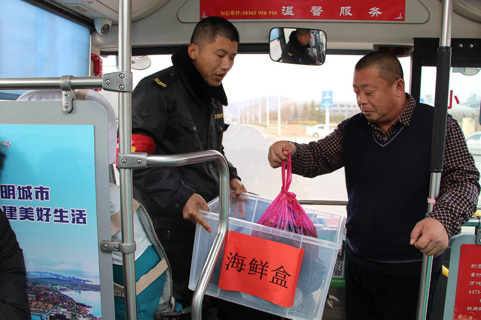 03-2019年1月9日，青岛，为了方便乘客携带海鲜乘车，交运温馨巴士在途经大集的公交车上放置了海鲜盒、海鲜桶、挂钩、便民袋等便民设施，市民上车后可以统一先将海鲜放置在海鲜盒内。市民提