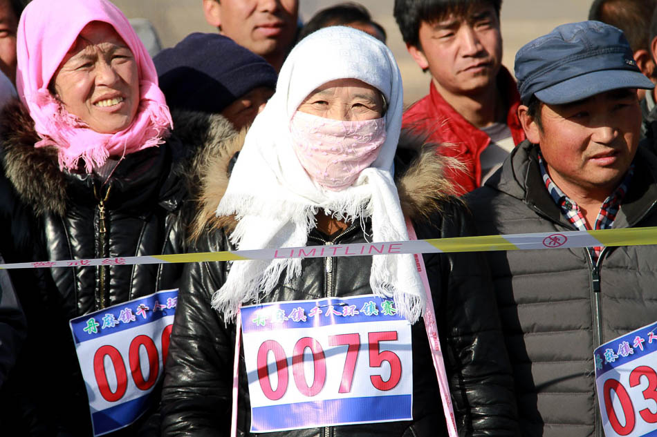 08-VCG1111849226272019年1月9日，西宁，丹麻镇第九届千人农民运动会开幕，千余当地农民通过环镇跑步的方式庆祝新年到来。图为在起点等待开跑的当地农民。