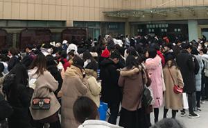 杭州数百人通宵排队预约宫颈疫苗，一社区医生帮朋友“加塞”
