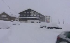 奥地利阿尔卑斯山区发生雪崩2人死亡，超万名游客滞留度假村