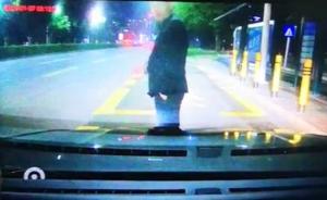 深圳一滴滴司机称遭醉酒乘客辱骂推搡受伤，警方介入调查