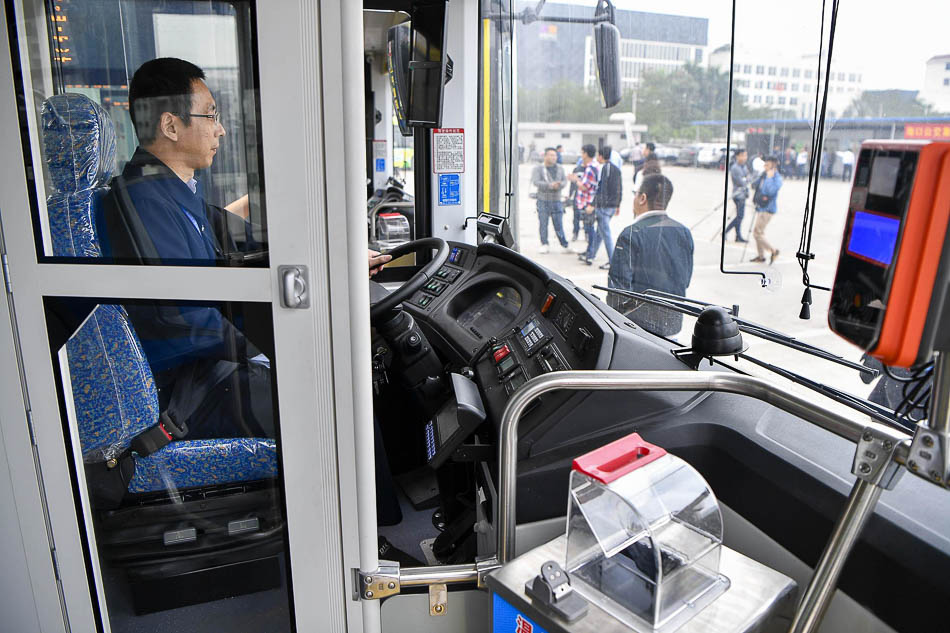 02-VCG1111856557412019年1月13日，海口市公交集团集中投放300辆新能源纯电动公交车，全部在驾驶区域配备安全防护隔离装置。