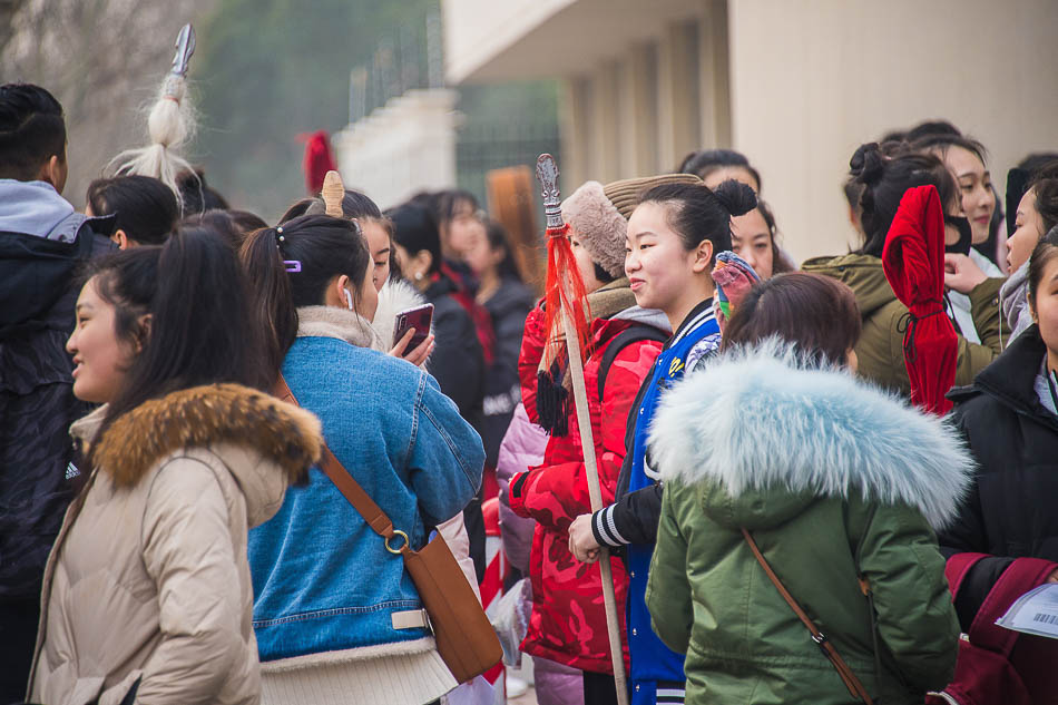 VCG1111857395462019年1月14日，上海，上戏“艺考”第一阶段第一天，不少考生从全国各地赶来，有的带着乐器，有的带着“刀枪”，在考点门口候考时，还不时地练习下。