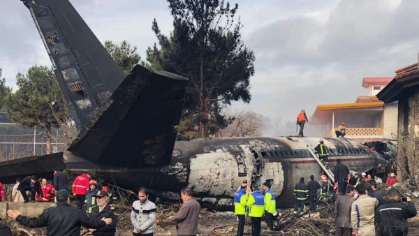 伊朗货机德黑兰郊区坠毁，至少15人遇难