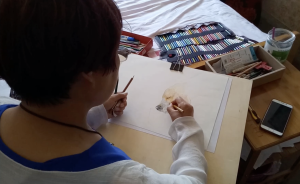 54岁山东女工自学成才，五年绘制铅笔画近三千幅