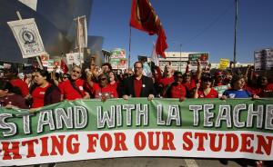 教室挤工资低，洛杉矶3万教师罢工抗议