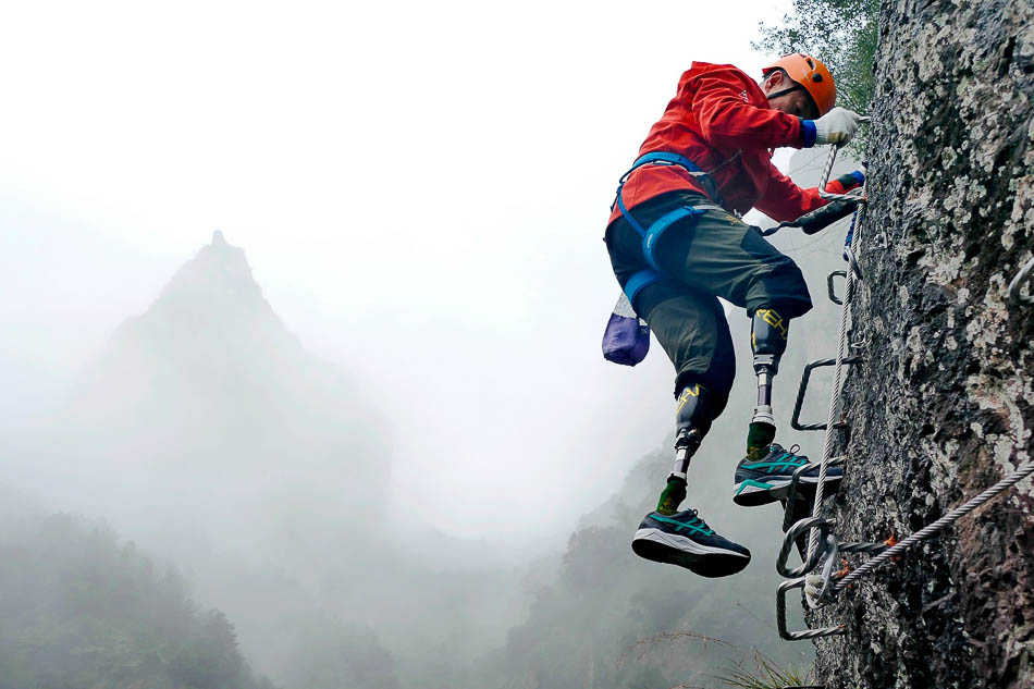 2019年1月14日中午，在浙江台州神仙居景区飞拉达攀岩项目，“无腿老人”夏伯渝正在体验飞拉达攀岩运动。