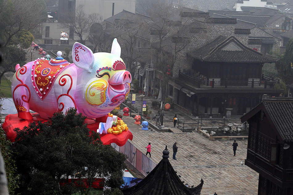 VCG1111859802652019年1月15日，南京。高达近10米，长近15米的的巨型“猪猪灯”亮相南京夫子庙景区的老门东城墙下，巨灯下还有多只小猪和元宝及红灯笼，十分可爱。