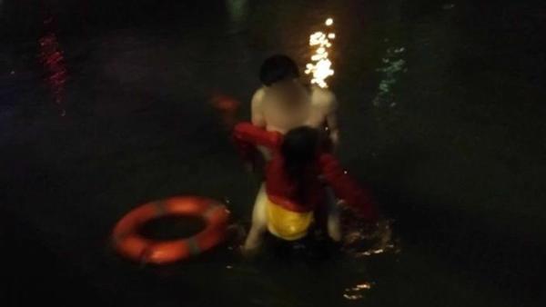 一个拿救生圈一个下水：两民警救轻生女