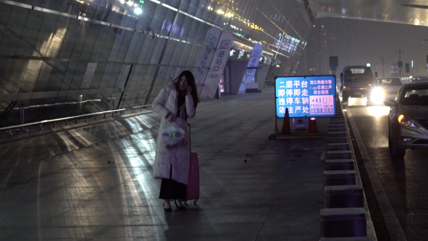 杭州东站公交地铁夜间停运后黑车当道，叫价三倍“爱走不走”