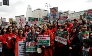 洛杉矶爆发大规模教师抗议，三万名教师罢课要求涨薪