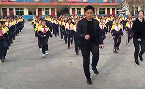小学校长带全校师生跳“鬼步舞”走红