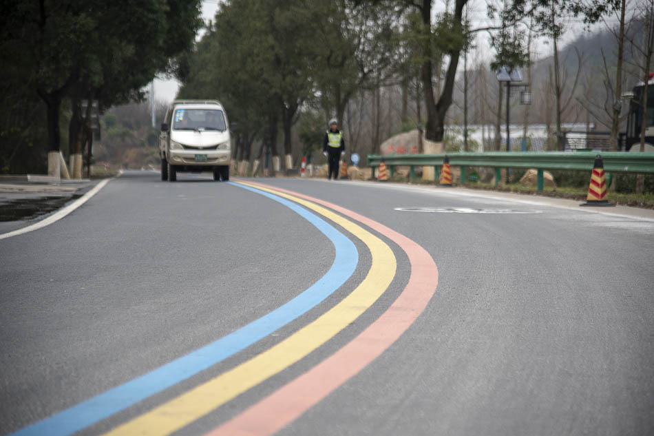 07-VCG1111863246242019年1月16日，江苏常州，溧阳“1号公路”柏油路面中间，施划有红、黄、蓝三色标线，犹如彩虹，环绕乡间。