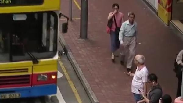 女子香港坐巴士睡着，头发被男乘客剪掉