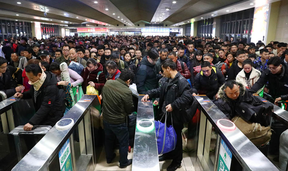 02-2019年1月17日20时55分，从上海站始发的2019年春运首趟临客K4636次列车，载着1039名旅客踏上回家的路。这趟列车沿途停靠苏州、无锡、南京、蚌埠、徐州、开封、郑州、洛阳、达州等车站，最终到